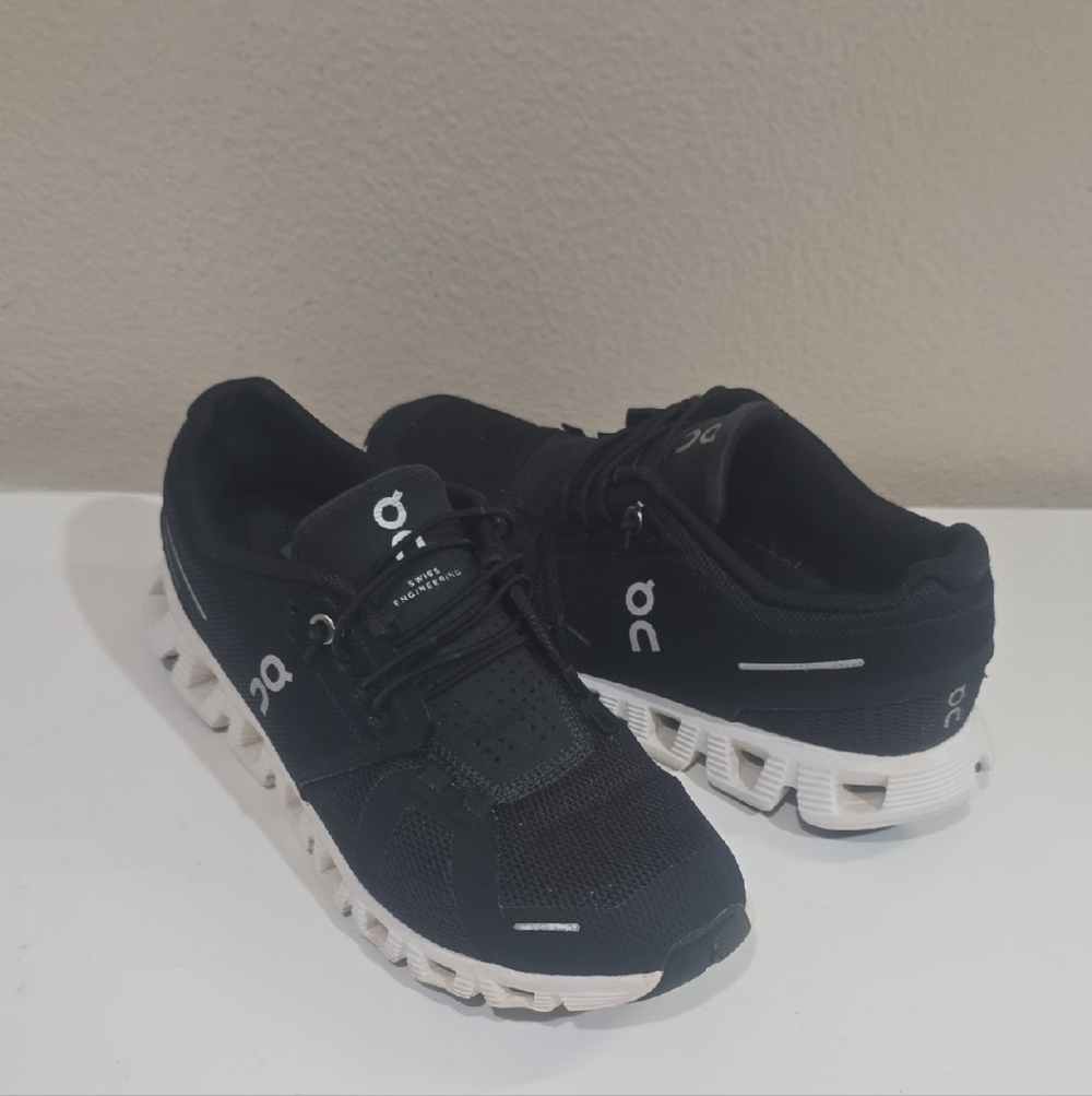 🖤 On Running 5 Black and White Sneakers